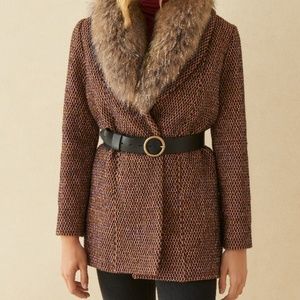 Coat with fur collar